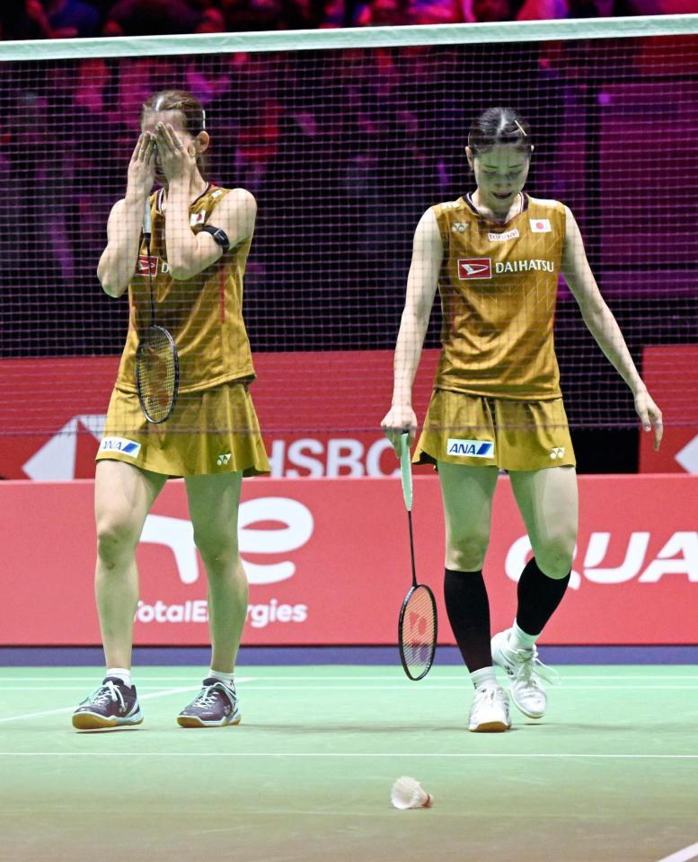 　女子ダブルス準決勝で敗退した志田千陽（右）、松山奈未組（共同）