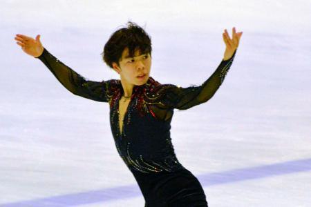 　シーズン初戦を制したフィギュアスケート男子の佐藤駿＝新潟市