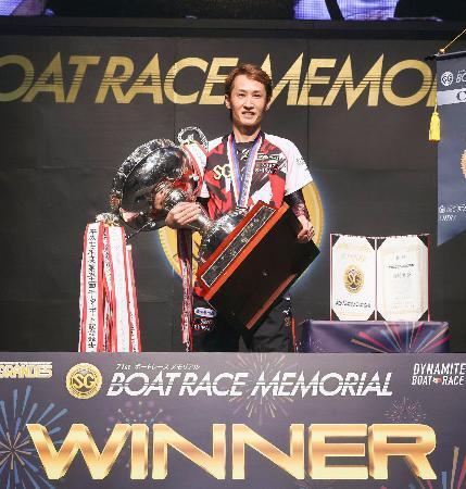 　第７１回ボートレースメモリアルで優勝した白井英治＝ボートレース若松