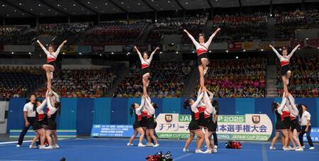 　大学部門で優勝した日体大の演技（撮影・伊藤笙子）