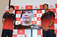 　陸上の世界選手権に向けたＪＡＬの壮行会に出席した男子１１０メートル障害の村竹ラシッド（右）と同２００メートルの鵜沢飛羽。女子やり投げの北口榛花はオンラインで参加