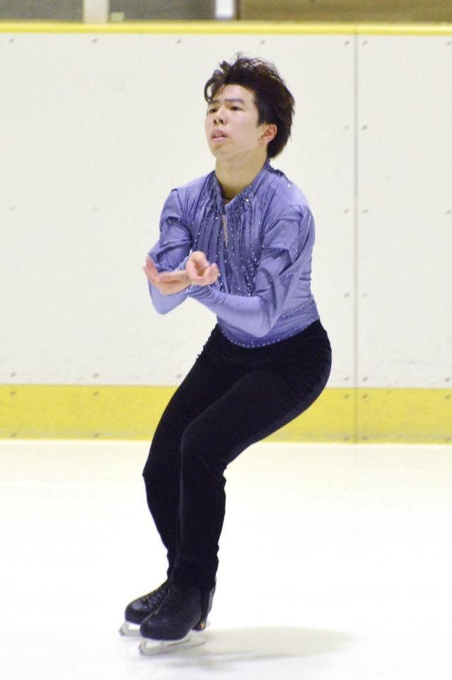 　今季初戦に臨んだフィギュアスケート男子の佐藤駿