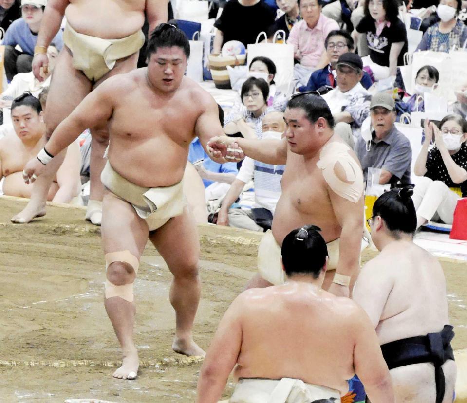 　若隆景（左）に押し出される豊昇龍（撮影・山本鋼平）