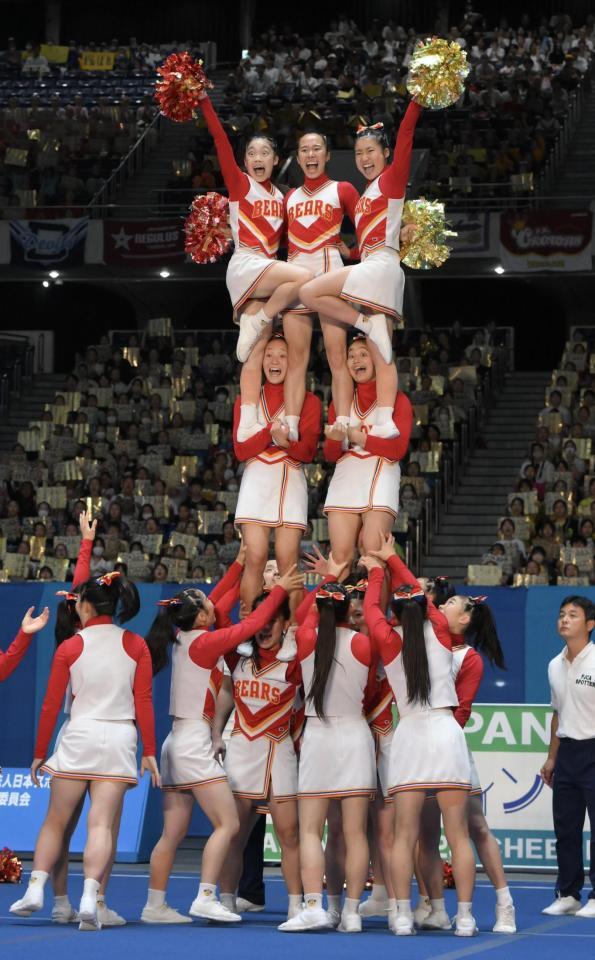 　自由演技競技高校部門で優勝した箕面自由学園の演技（撮影・伊藤笙子）