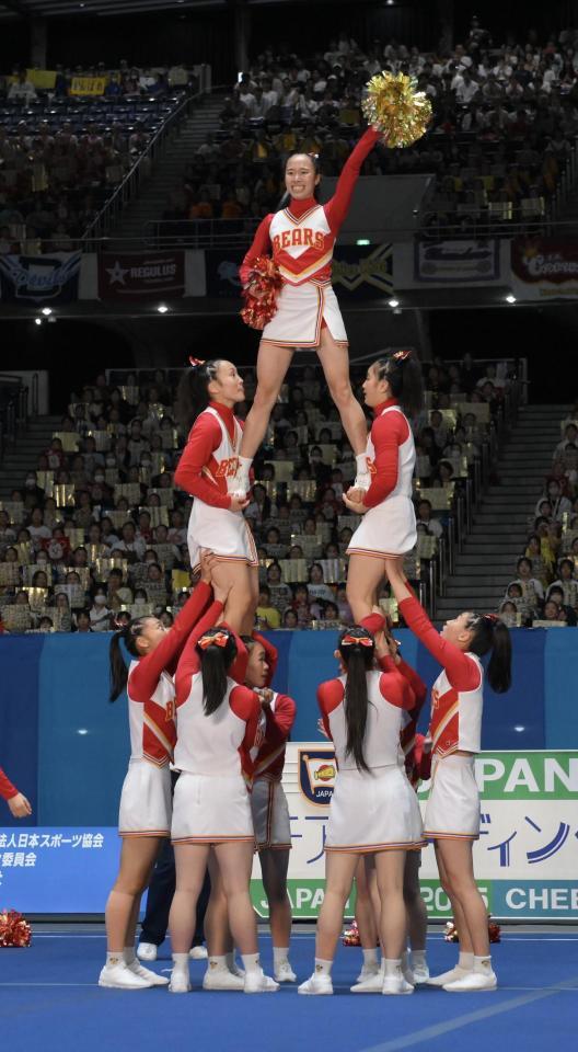 　自由演技競技高校部門で優勝した箕面自由学園の演技（撮影・伊藤笙子）