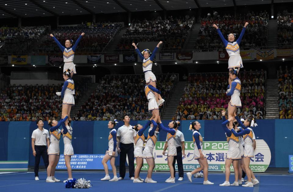 　自由演技競技高校部門で演技する目白研心（撮影・伊藤笙子）