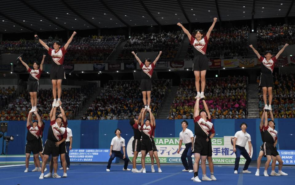 　自由演技競技高校部門で演技する福岡大付属大濠（撮影・伊藤笙子）