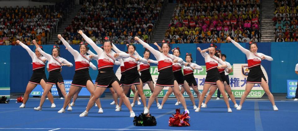 　大学部門で優勝した日体大の演技（撮影・伊藤笙子）