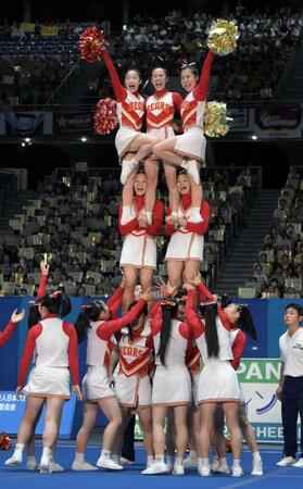 　自由演技競技高校部門で優勝した箕面自由学園の演技