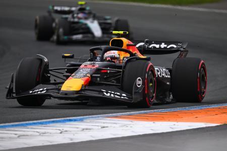 　オランダＧＰ決勝で走行するレッドブルの角田裕毅＝ザントフォールト（ゲッティ＝共同）