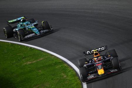 　Ｆ１オランダＧＰ決勝、疾走するレッドブルの角田裕毅（右）＝８月３１日、ザントフォールト（ゲッティ＝共同）