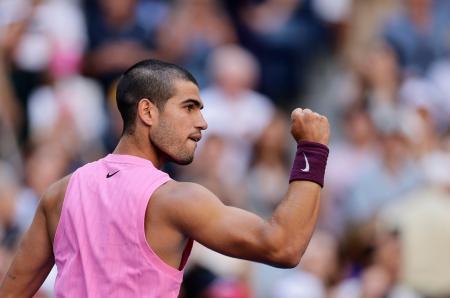 　男子シングルス４回戦で勝利し、ガッツポーズするカルロス・アルカラス＝ニューヨーク（共同）