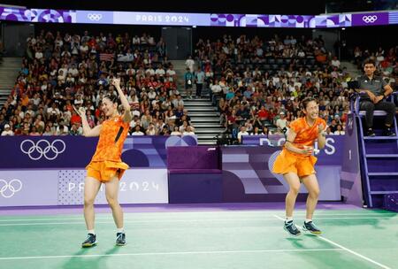 　女子ダブルスで銅メダルを獲得し、喜ぶ志田千陽（左）、松山奈未組＝２４年８月３日、パリ（共同）