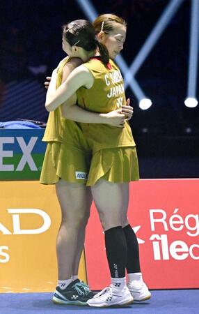 　女子ダブルス準決勝で敗退した志田千陽（手前）、松山奈未組＝３０日、パリ（共同）