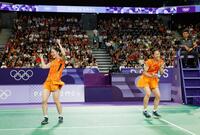 　女子ダブルスで銅メダルを獲得し、喜ぶ志田千陽（左）、松山奈未組＝２４年８月３日、パリ（共同）