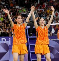 　パリ五輪のバドミントン女子ダブルスで銅メダルを獲得し、歓声に応える志田千陽（右）と松山奈未＝２４年８月３日、パリ（共同）