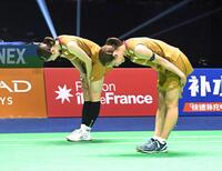 　女子ダブルス準決勝で敗退し、一礼する志田千陽（左）、松山奈未組。ペアを解消するため最後の試合となった＝３０日、パリ（共同）