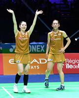 　女子ダブルス準決勝で敗退した志田千陽（左）、松山奈未組。ペアを解消するため最後の試合となった＝３０日、パリ（共同）