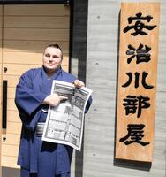 　新番付表で自身のしこ名を指さす安青錦