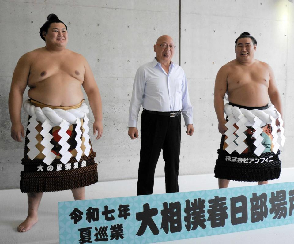 　若者頭の福ノ里を挟み笑顔の豊昇龍（右）と大ノ里