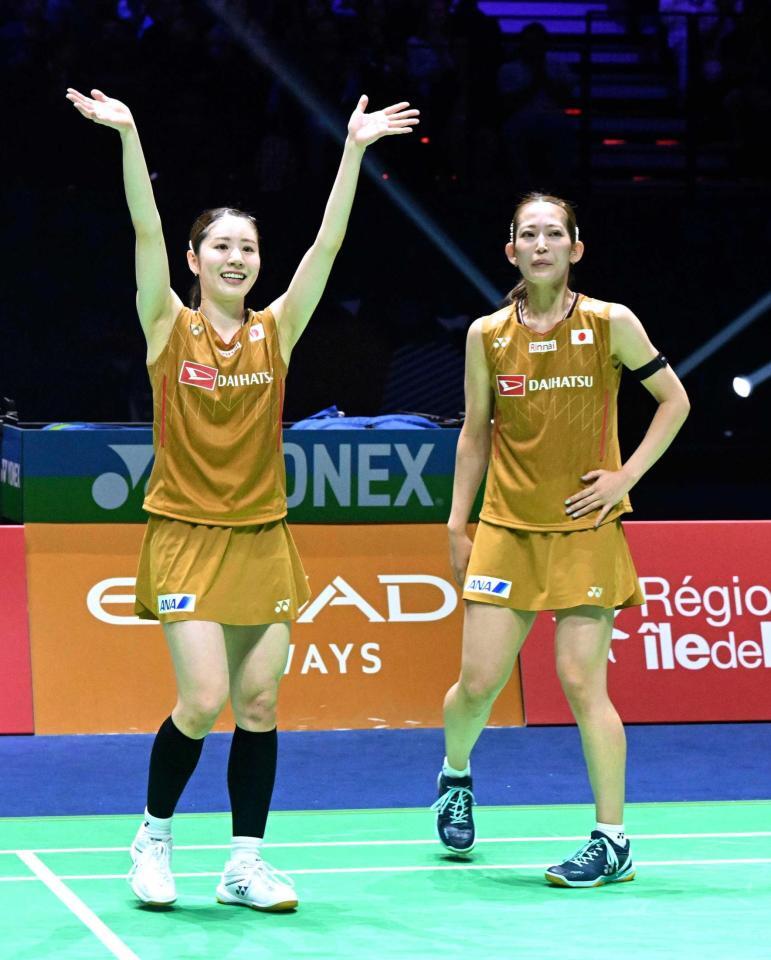 　女子ダブルス準決勝で敗退した志田千陽（左）、松山奈未組。ペアを解消するため最後の試合となった＝３０日、パリ（共同）