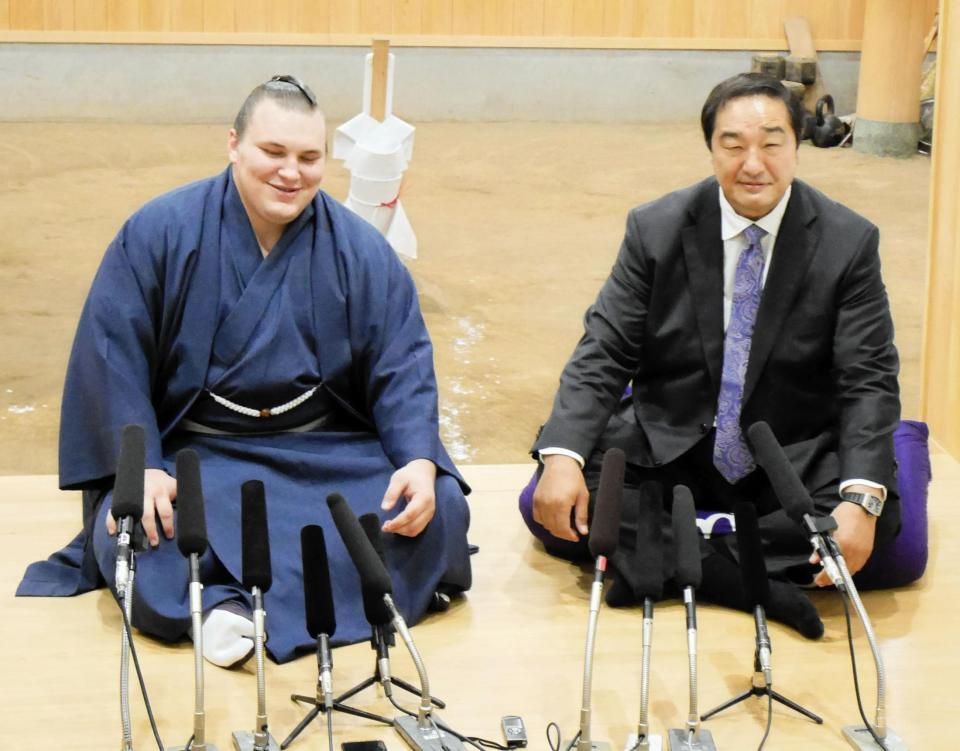 　昇進会見に臨む安青錦と安治川親方