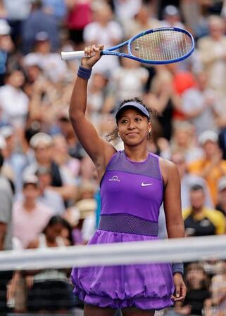 　女子シングルス４回戦で勝利し、歓声に応える大坂なおみ（共同）