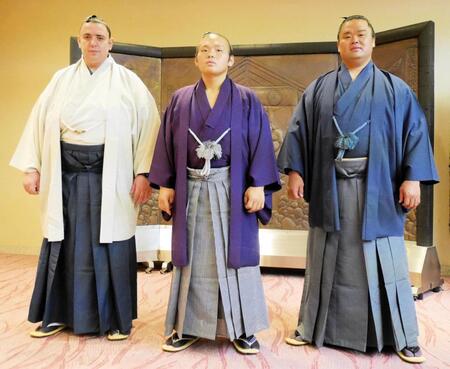 　力士会で関取衆に挨拶を行った（左から）岩友親方、湊川親方、振分親方