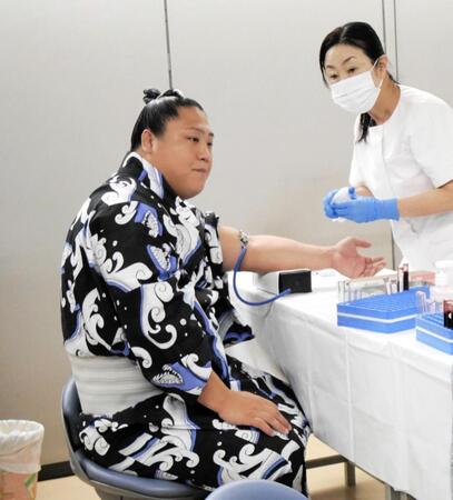 　健康診断で採血を受ける若隆景
