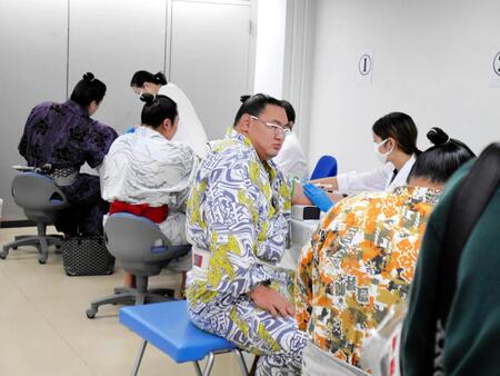 　健康診断で採血を受ける豊昇龍