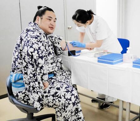 　健康診断で採血を受ける阿武剋