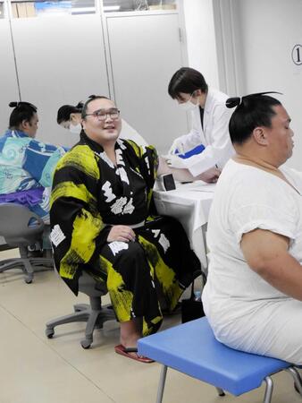 　健康診断で採血を受ける白熊