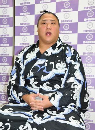 　大関昇進に挑む秋場所に向け、取材に応じる若隆景＝２日、両国国技館