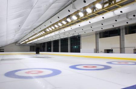 　都立初の通年型スケートリンク「東京辰巳アイスアリーナ」のサブリンク＝２日、東京都江東区