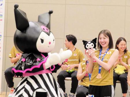 サンリオのキャラクター・クロミちゃんからプレゼントをもらい笑顔を浮かべる志田千陽