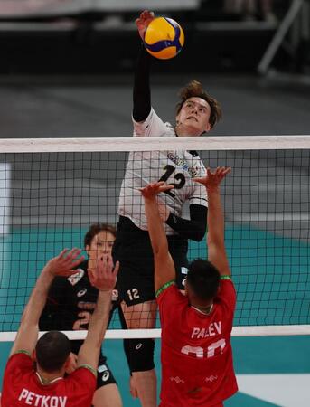 第１セット、スパイクを決める高橋藍（撮影・金田祐二）