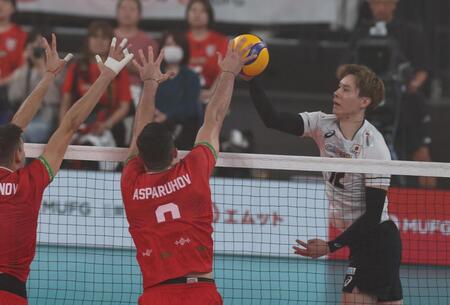 第１セット、ポイントを奪う高橋藍（撮影・金田祐二）