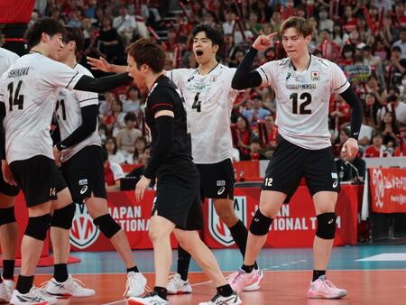 第２セット、サービスエースを決め喜ぶ高橋藍（右端）＝撮影・金田祐二