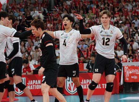 第２セット、サービスエースを決め喜ぶ高橋藍（右端）＝撮影・金田祐二