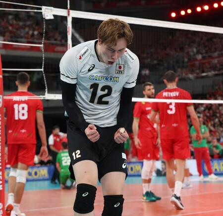 第２セット、スパイクを決め雄たけびをあげる高橋藍＝有明アリーナ（撮影・金田祐二）