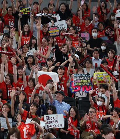 高橋藍の誕生日を祝福するファン（撮影・金田祐二）