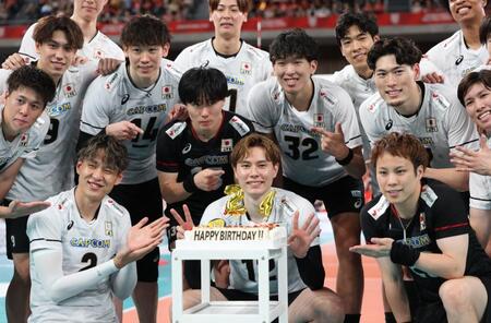 誕生日をチームメートに祝福される高橋藍（撮影・金田祐二）