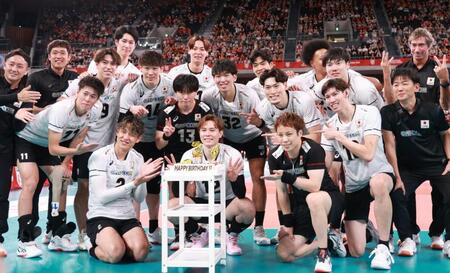 チームに誕生日を祝福される高橋藍（撮影・金田祐二）