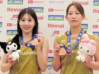 バドミントンの世界選手権から帰国し、会見を開いた志田千陽（左）と松山奈未