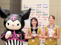 サプライズ登場したサンリオのキャラクター・クロミちゃんと写真撮影に応じる志田千陽（左）と松山奈未