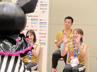 サプライズで登場したクロミちゃんに笑顔で手を振る松山奈未（右）