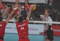 第１セット、ポイントを奪う高橋藍（撮影・金田祐二）