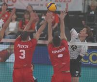 第１セット、３枚ブロックをかわしてポイントを奪う高橋藍（撮影・金田祐二）