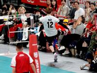 第１セット、客席前までボールを追う高橋藍（撮影・金田祐二）