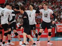 第２セット、サービスエースを決め喜ぶ高橋藍（右端）＝撮影・金田祐二